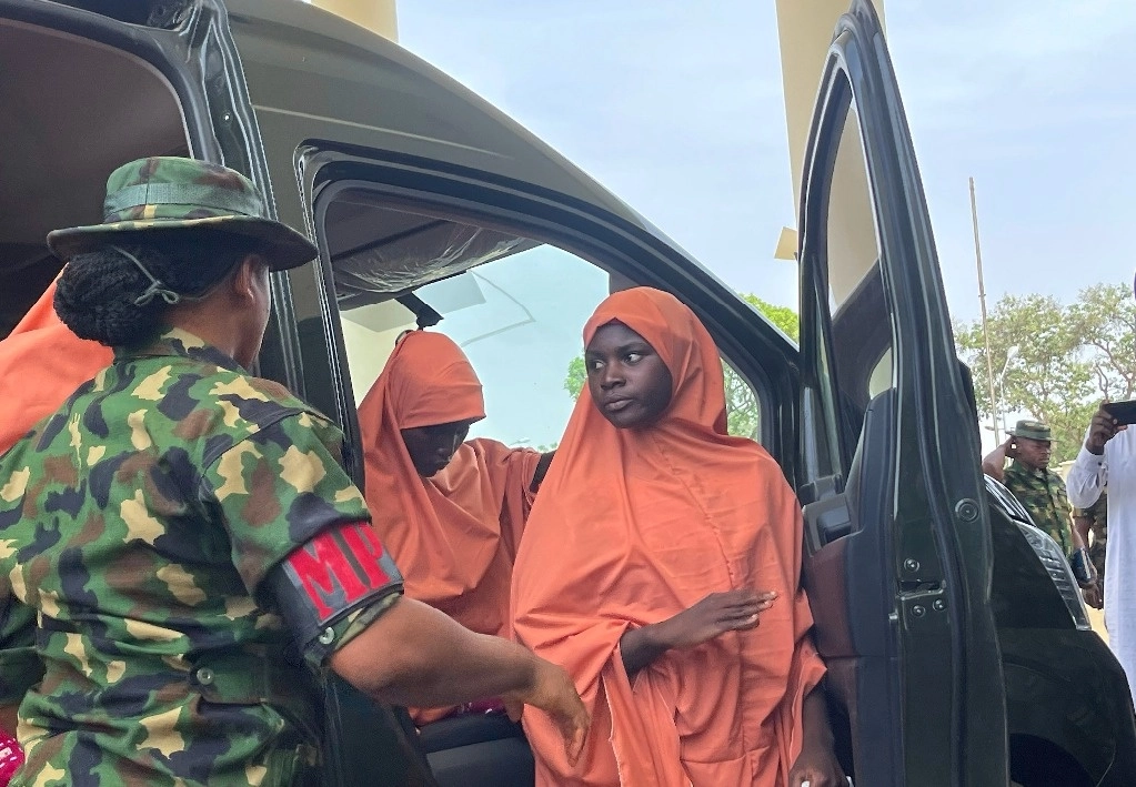 Estudiantes liberados de la escuela primaria y secundaria LEA Kuriga, a su llegada a la casa de gobierno en Kaduna, Nigeria, el lunes 25 de marzo de 2024. Las autoridades de Nigeria dicen que 137 de los casi 300 escolares han sido liberados más de dos semanas después de que fueron secuestrados en el estado noroccidental de Kaduna y se adentraron en los bosques. Foto Ap