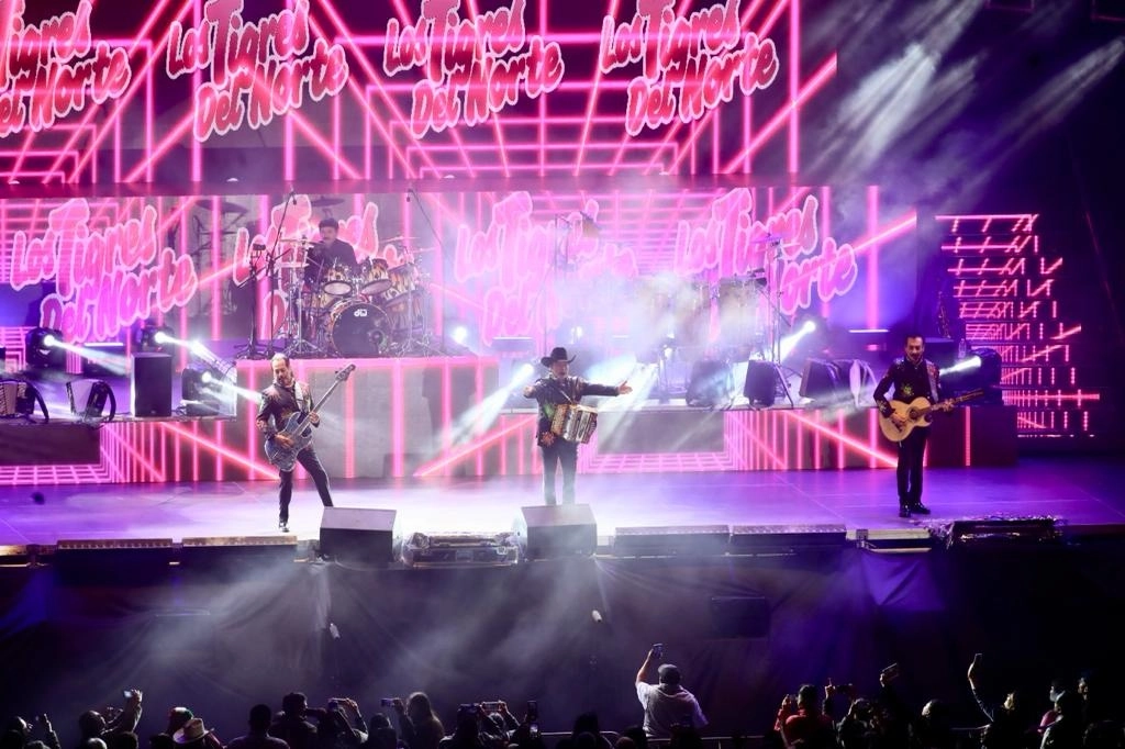 Los Tigres del Norte durante el concierto en la plancha del Zócalo capitalino. Foto Roberto García