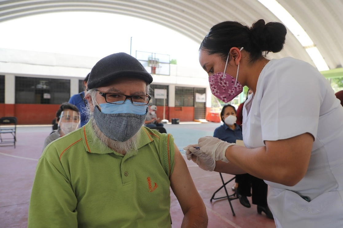 Adulto mayor en Ecatepec recibe la segunda vacuna contra el coronavirus. Foto La Jornada

