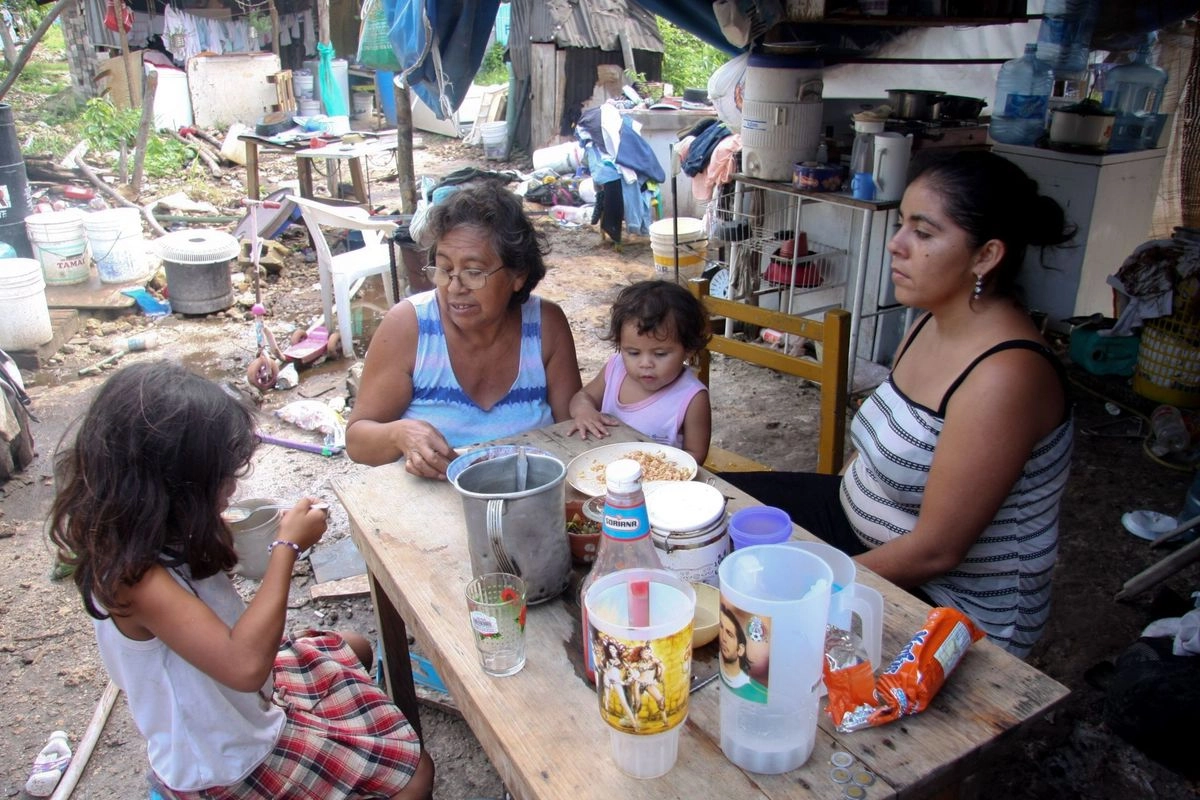 Además de alimentos, la organización brinda servicios médicos, medicamentos, sillas de ruedas y asesorías.