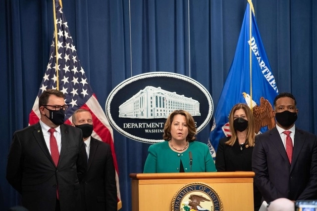 Según el Departamento de Justicia de Estados Unidos, los investigadores han incautado más de 31 millones de dólares en efectivo y moneda virtual y 45 armas, el 26 de octubre de 2021. Foto Afp 