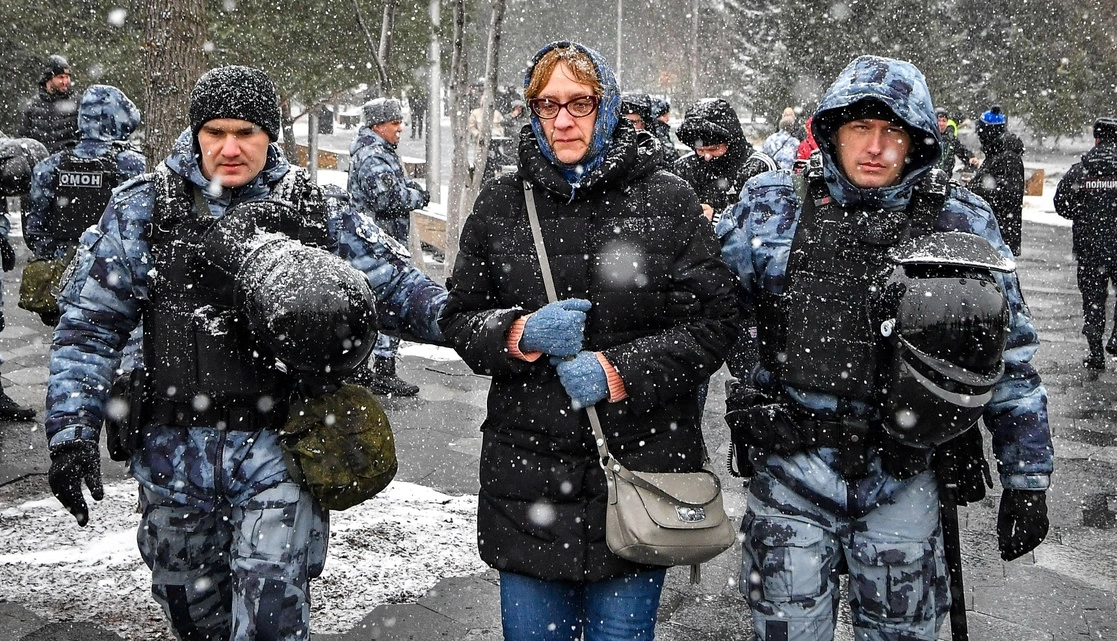 Policías arrestan a una mujer que protestaba contra las acciones militares de Rusia en Ucrania, durante una manifestación en Moscú. Foto Afp