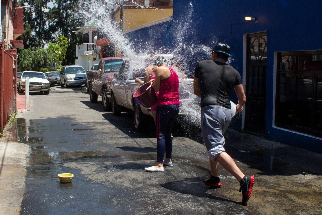 Autoridades de Tlanepantla advirtieron sanciones económicas a quien desperdicie agua este sábado santo. Cuartoscuro/Archivo