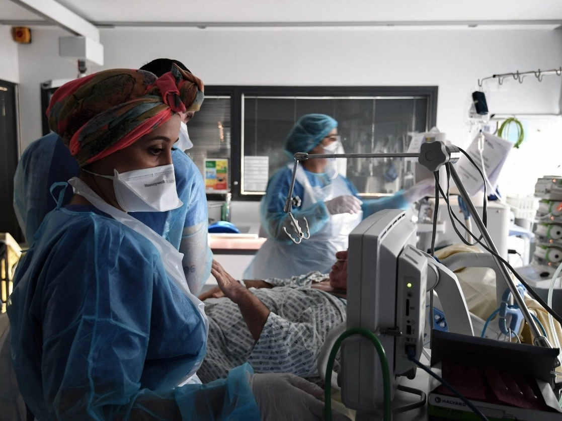 Personal médico atiende a un paciente en la unidad de cuidados intensivos para pacientes infectados con Covid-19 en el hospital AP-HP Tenon, en París, Francia, el 26 de enero de 2021. Foto Afp