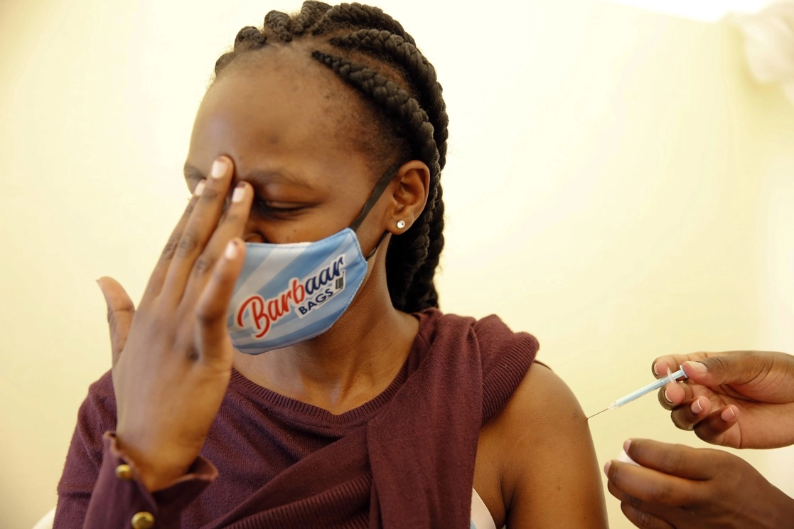 Una mujer recibe la vacuna contra Covid-19 de AstraZeneca, fabricada por el Instituto de Suero de India, en el Hospital Nacional Kenyatta en Nairobi, el 8 de abril de 2021. Foto Ap
