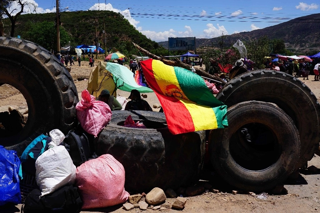 Cocaleros, seguidores de el ex presidente Evo Morales, durante los bloqueos carreteros de La Paz a Cochabamba, el 24 de enero de 2024. Foto Afp 