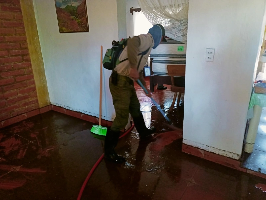 Protección Civil de Jalisco apoya con tareas de limpieza y saneamiento luego del desbordamiento del río Zula en Tototlán. Foto tomada del Twitter de @PCJalisco
  