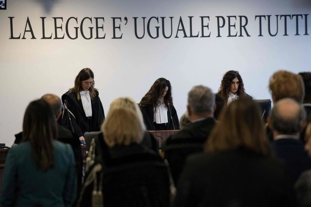 Magistrados de pie durante la lectura del veredicto en el maxijuicio contra la mafia en Lamezia Terme. Foto Afp 