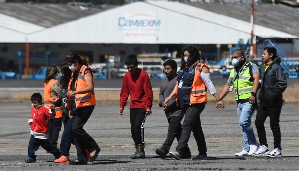 Guatemaltecos deportados por Estados Unidos, a su llegada al país centroamericano. Foto Afp / Archivo