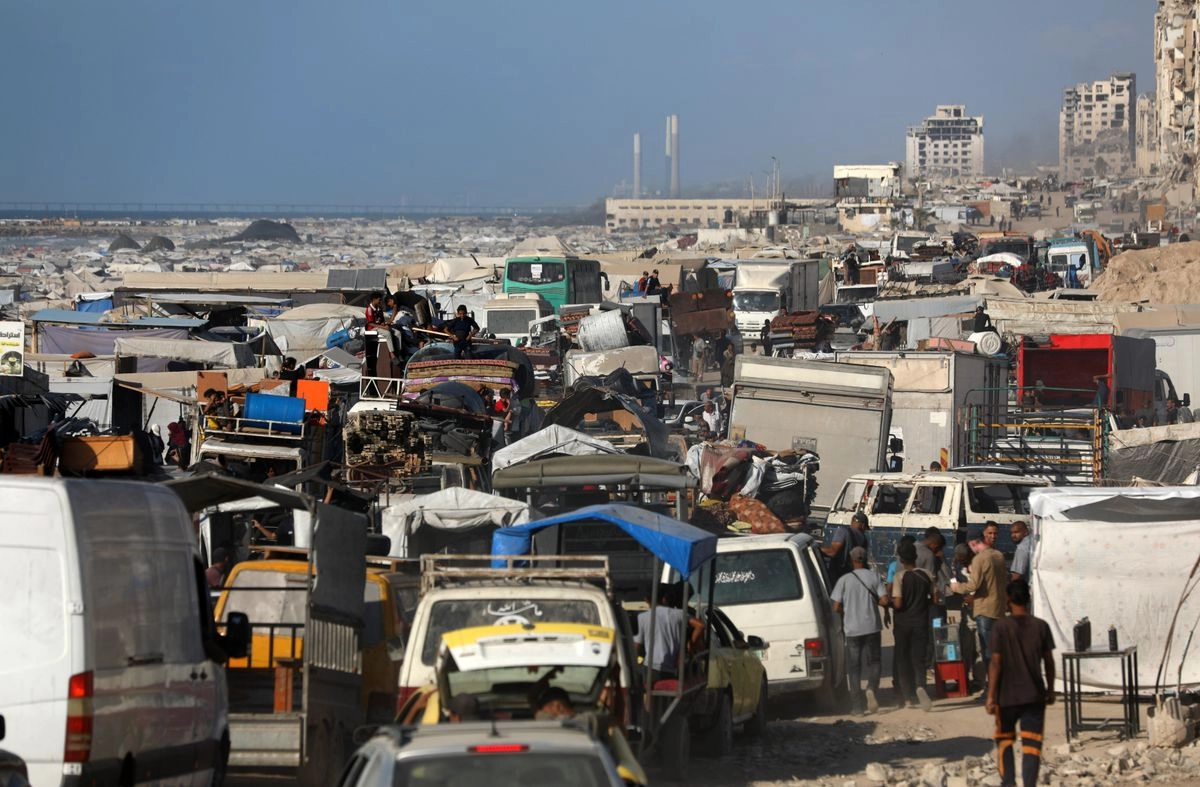 Palestinos huyen desde el norte de la Franja de Gaza hacia el sur, tras los intensos bombardeos israelíes, el 13 de septiembre de 2025. 