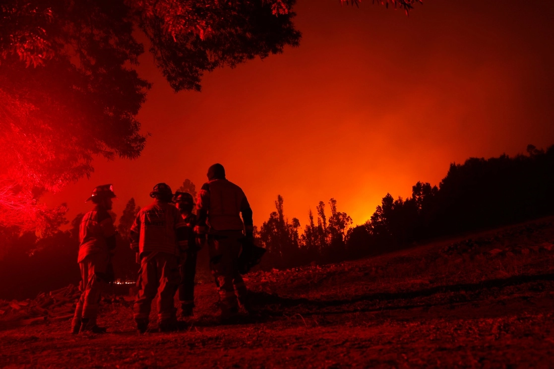 Bomberos combaten un incendio en Puren, en la región araucana de Chile, el 4 de febrero de 2023. Foto Afp 