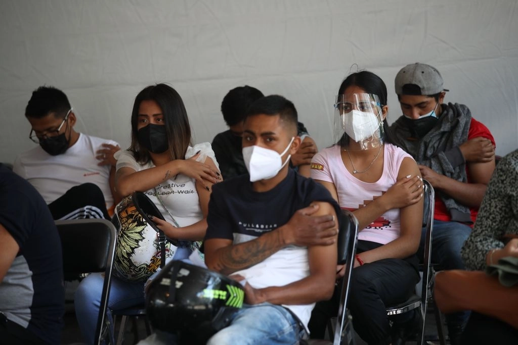 Jóvenes de 18 a 29 años fueron vacunados en el Campo Marte, en la alcaldía Miguel Hidalgo, el 27 de julio de 2021. Foto María Luisa Severiano