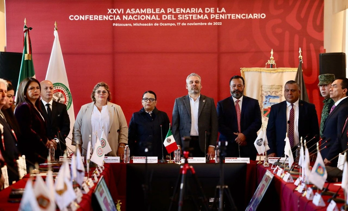 La secretaria de Seguridad y Protección Ciudadana, Rosa Icela Rodríguez (segunda de izquierda a derecha), encabezó los trabajos de la XXVI Asamblea Plenaria de la Conferencia Nacional del Sistema Penitenciario, celebrada en Pátzcuaro, Michoacán, el 17 de noviembre de 2022. Foto cortesía SSPC