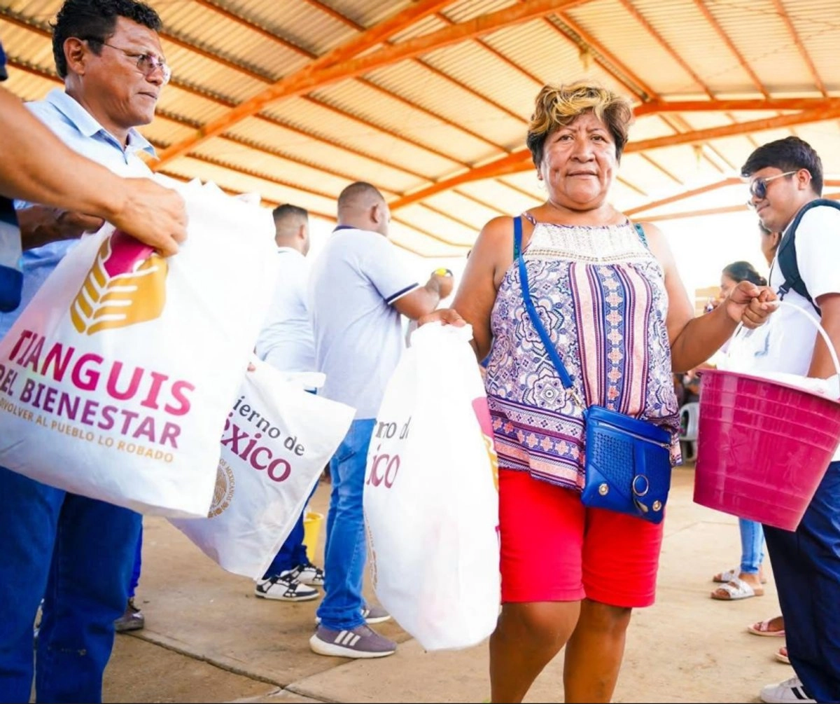 Con el Tianguis de Bienestar el gobierno federal ha entregado a la población enseres domésticos, tela, ropa, artículos nuevos de primera necesidad que fueron decomisados en aduanas, dijo la secretaria de Gobernación, Rosa Icela Rodríguez.  