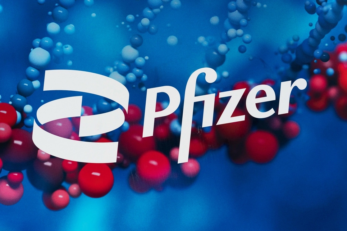 El logotipo de Pfizer se exhibe en la sede de la compañía, ubicada en Nueva York, EU, el 5 de febrero de 2021. Foto Ap