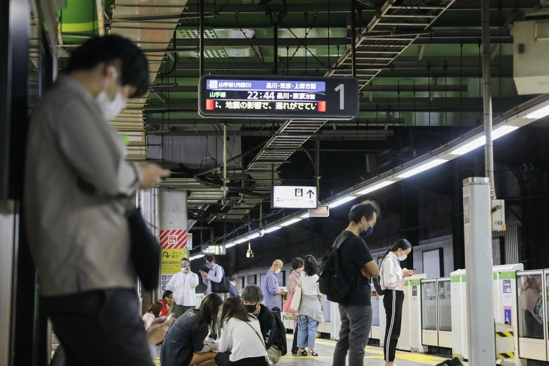 Una pantalla muestra mensajes sobre el retraso de los servicios del metro, en una estación en Tokio, Japón, luego del sismo de 6.1 grados de magnitud que afectó a la prefectura de Chiba. Foto Xinhua 