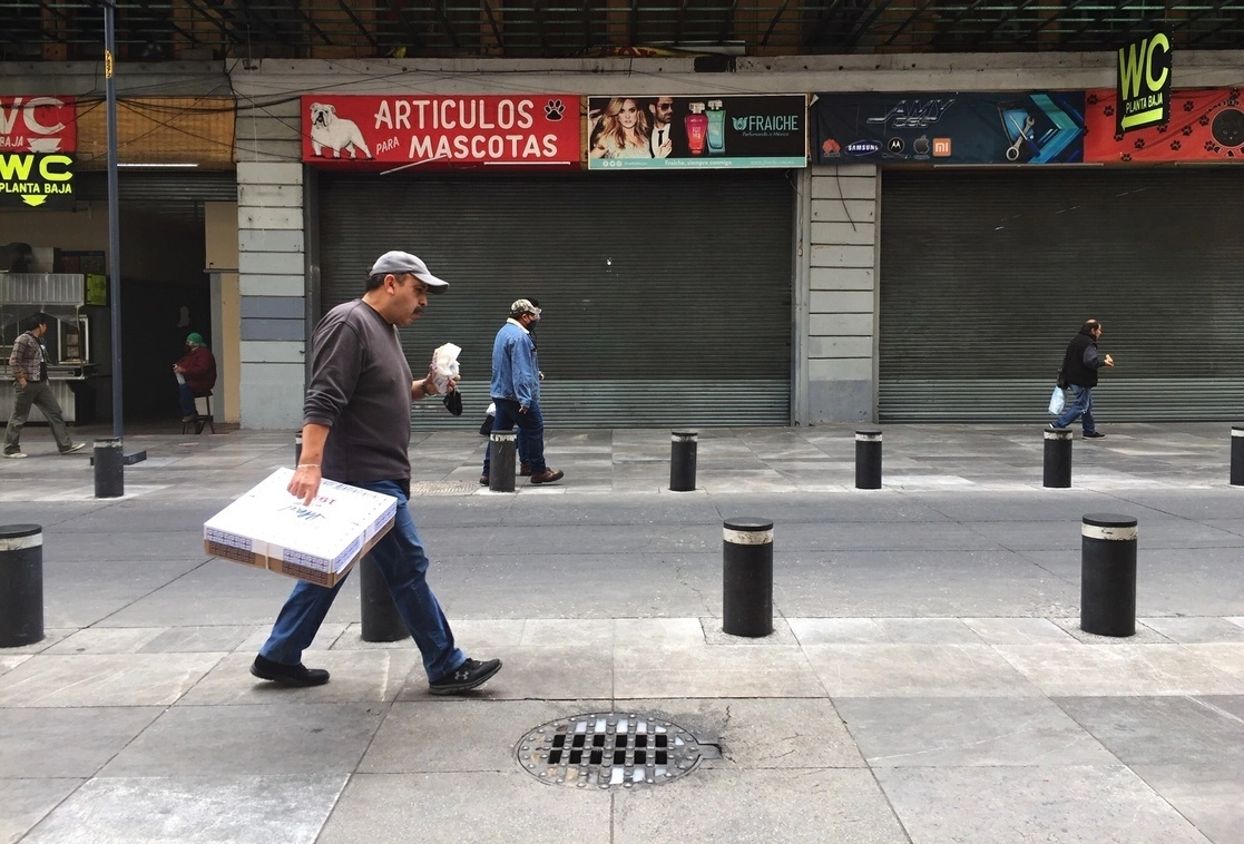 Comercios formales cerrados cuando la fase del semáforo epidemiológico en la Ciudad de México era rojo. Foto Cristina Rodríguez / Archivo