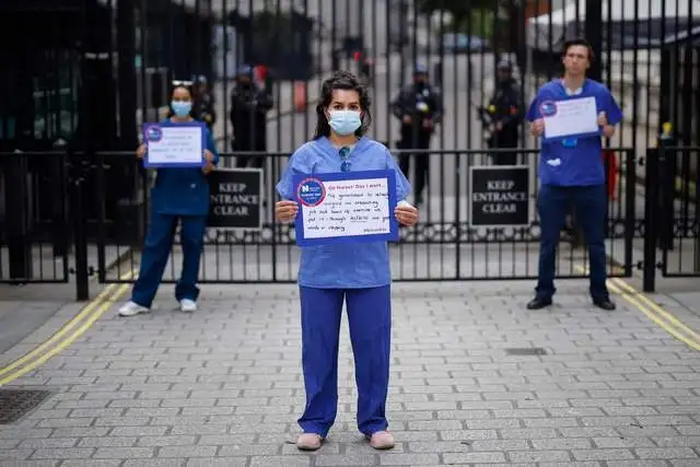 En el Día Internacional de las Enfermeras, personal de salud protesta afuera de las oficinas de gobierno inglesas, en Londres, para exigir mejores condiciones laborales y salarios. Foto Afp 