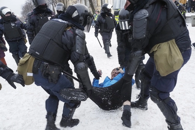 Las protestas de este domingo para exigir la liberación del líder opositor Alexei Navalny en Rusia, dejaron un nuevo récord de detenidos, al menos 4 mil 710. Foto Ap 