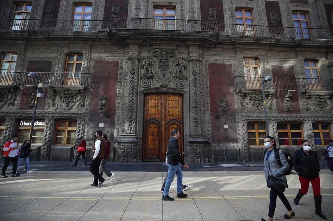 El Palacio de Iturbide, joya arquitectónica del barroco construida entre 1779 y 1785 para los condes de Moncada y los marqueses del Jaral de Berrio, ubicado en la calle de Madero, en el Centro Histórico, forma parte del acervo cultural que se incluye en la venta de Citibanamex. Foto Cristina Rodríguez