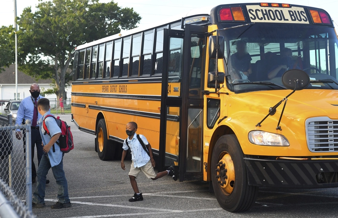 Estudiantes regresan a clases en una escuela de Florida, el 10 de agosto de 2021. Foto Florida Today vía Ap