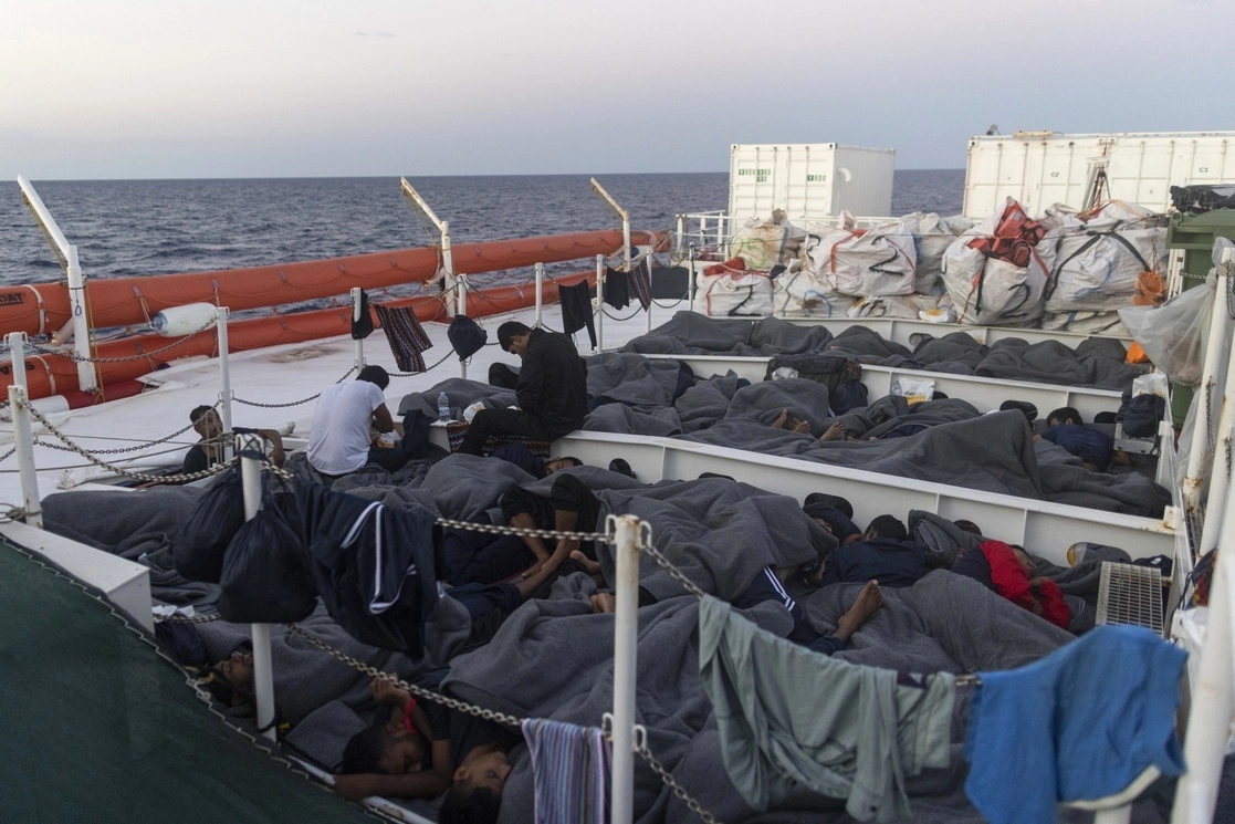 Migrantes duermen en el barco de búsqueda y rescate 'Ocean Viking', en imagen de archivo. Foto Ap
