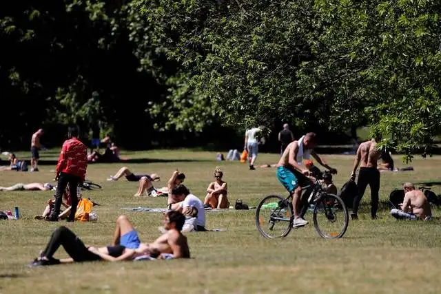Tras el relajamiento de las restricciones por el Covid-19, londinenses toman baños de sol en Hyde Park. Foto Afp 