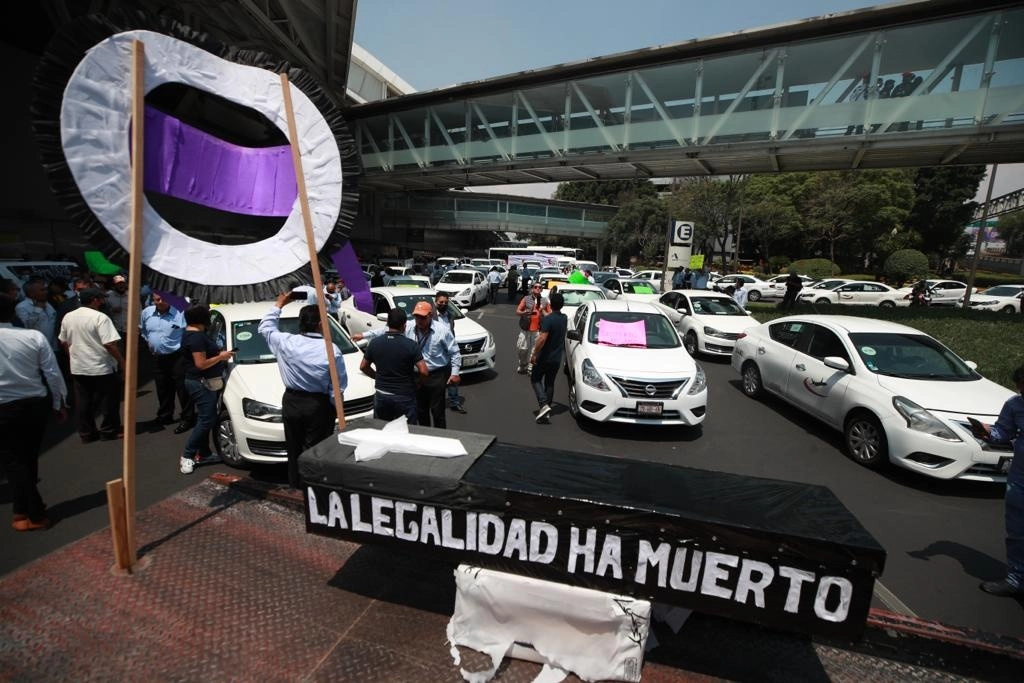 Bloqueo de taxistas en los accesos al Aeropuerto Internacional de la Ciudad de México para demandar la regularización del servicio de transporte por aplicación, el 24 de mayo de 2022. Foto Alfredo Domínguez