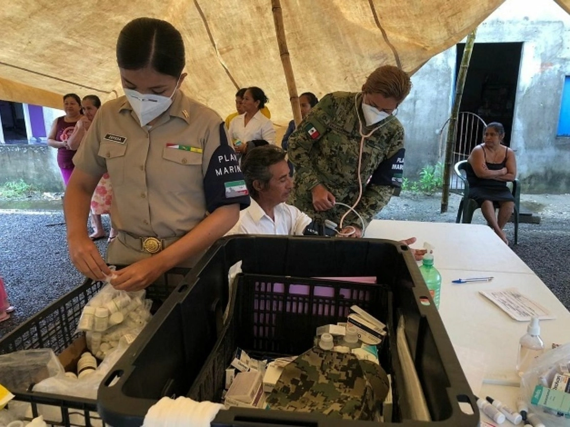 Elementos de la Secretaría de Marina (Semar) han brindado cinco mil 180 consultas médicas y distribuido 10 mil 411 medicamentos entre la población afectada por las inundaciones en los estados de Chiapas y Tabasco, como parte de la aplicación del Plan Marina. Foto cortesía Semar 