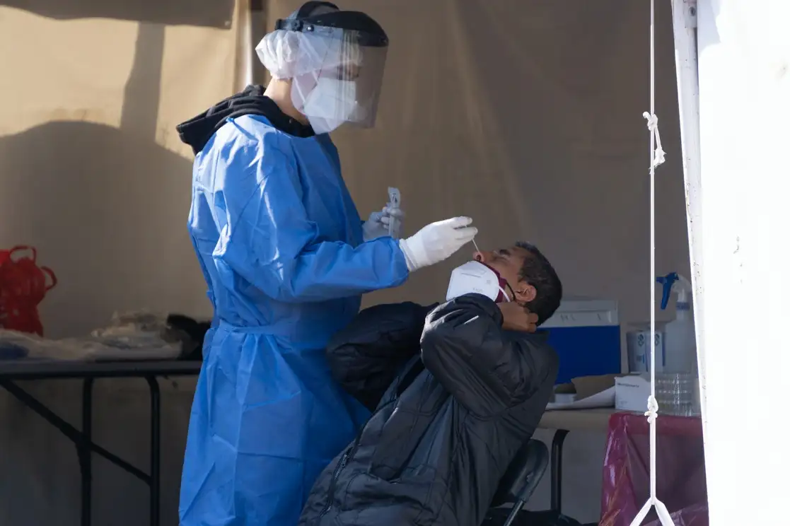 Con semáforo epidemiológico amarillo, sigue la afluencia de personas que se aplican la prueba de Covid-19 en la Ciudad de México. La imagen, ayer en un kiosco del centro. Foto Pablo Ramos