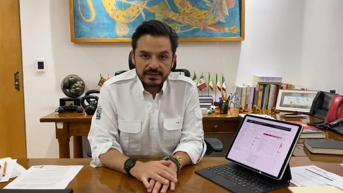 El director del IMSS, Zoé Robledo durante su mensaje. Imagen tomada del video publicado en la cuenta de Twitter @zoerobledo