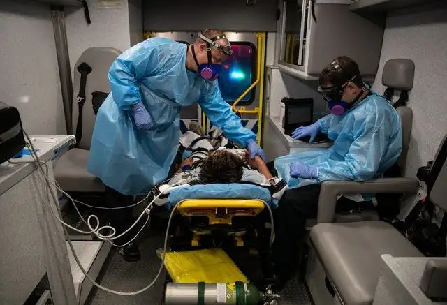 Médicos en Austin, Texas, trasladan a un paciente con posible Covid-19. Foto Afp