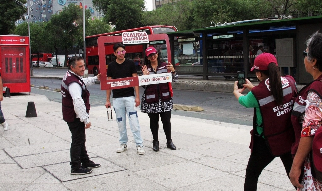 Militantes de Morena realizan acciones de proselitismo en calles de CDMX. Foto Roberto García