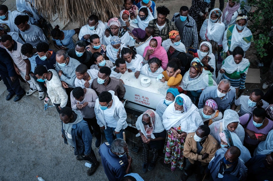 Familiares esperan la llegada de las ambulancias afuera del hospital de Mekele, tras el ataque aéreo que dejó al menos 64 muertos y 180 heridos, el 23 de junio de 2021. Foto Afp 