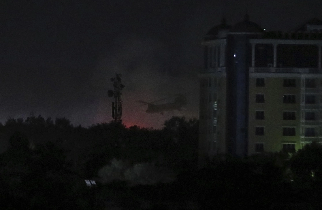 Un helicóptero estadunidense sobrevuela Kabul. Foto Ap