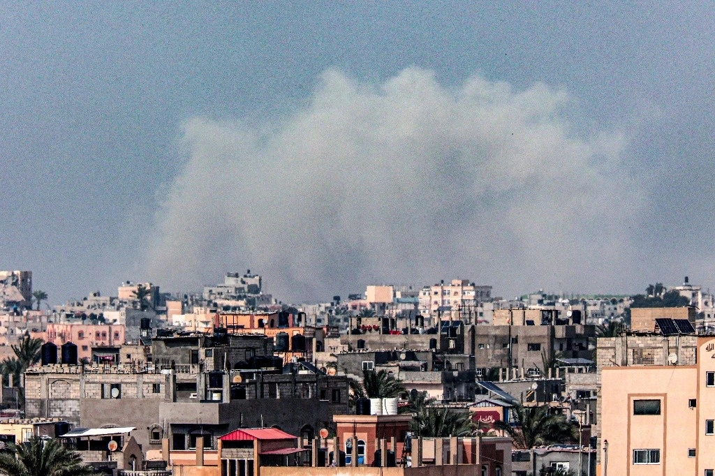 El ejército israelí bombardeo la zona de Jan Yunis, al sur de la Franja de Gaza. Foto Afp