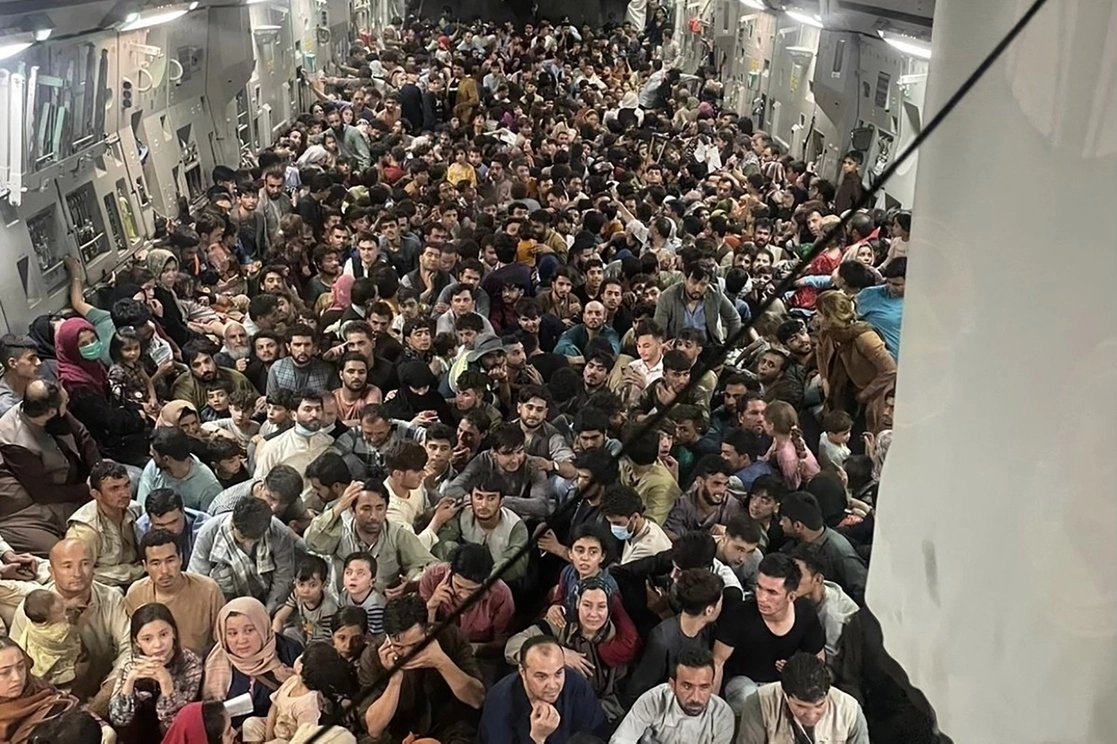 Más de 600 afganos se aglomeran en un avión militar de Estados Unidos, tras la toma del poder por los talibanes, el 15 de agosto de 2021. Foto Fuerza Área de Estados Unidos vía Afp