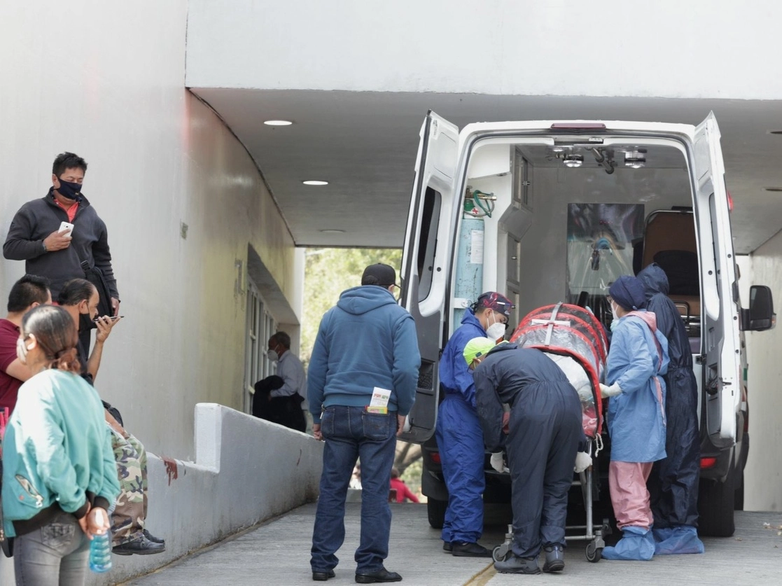 Un paciente de Covid-19 es trasladado en ambulancia al área de Urgencias del Hospital General de Zona 1-A "Venados", emia de Covid-19, el 21 de diciembre de 2020. Foto Roberto García Ortiz