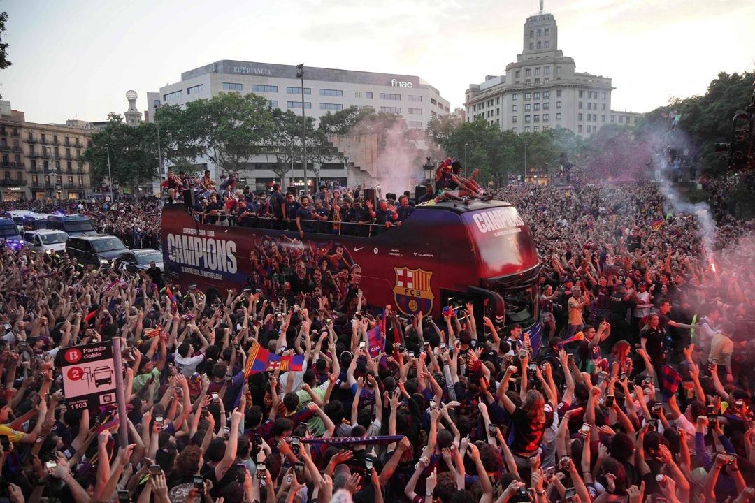 Los jugadores del Barcelona viajaron en un autobús descapotable para celebrar la conquista de su 28.º título de Liga en Barcelona, ​​el 16 de mayo de 2025. Foto 