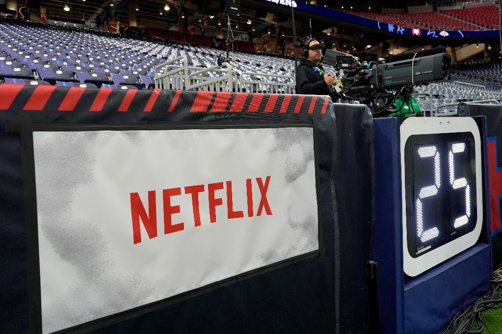 Un banner de Netflix se ve en el estadio NRG antes de un partido de fútbol americano de la NFL entre los Houston Texans y los Baltimore Ravens, el miércoles 25 de diciembre de 2024, en Houston. Foto Ap 