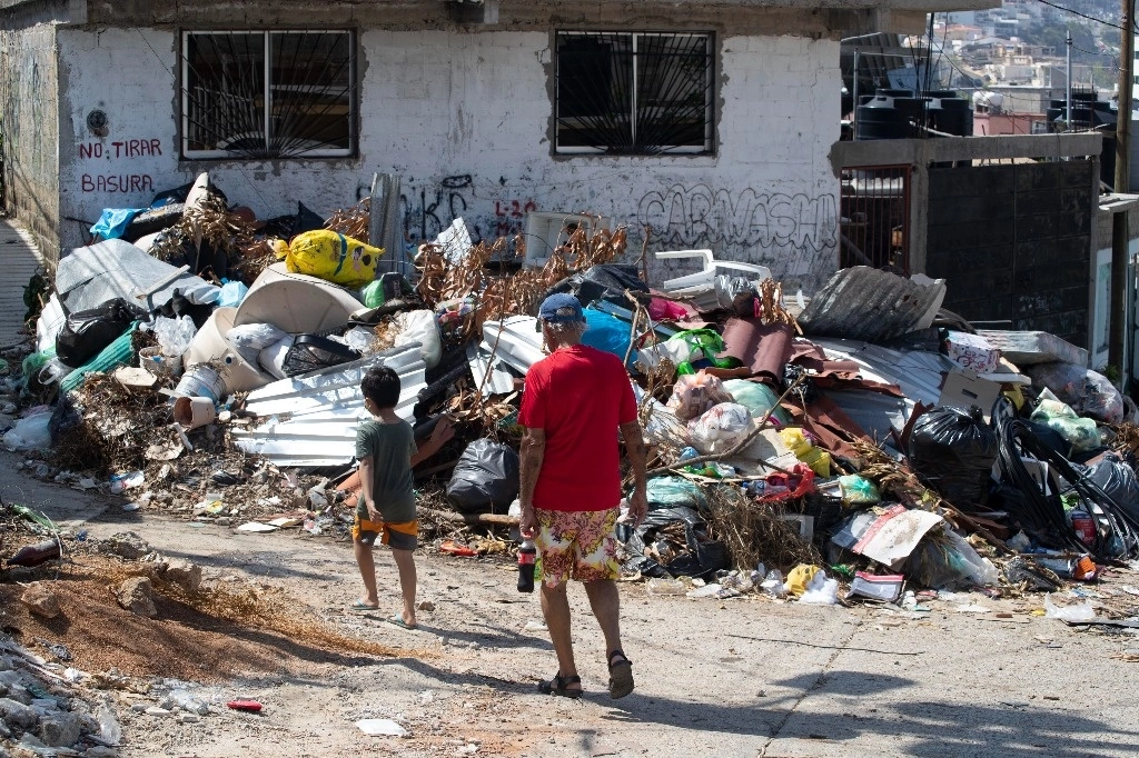 Basura acumulada en calles de la colonia Icacos de Acapulco, Guerrero, el 9 de noviembre de 2023. Foto Alfredo Domínguez 
