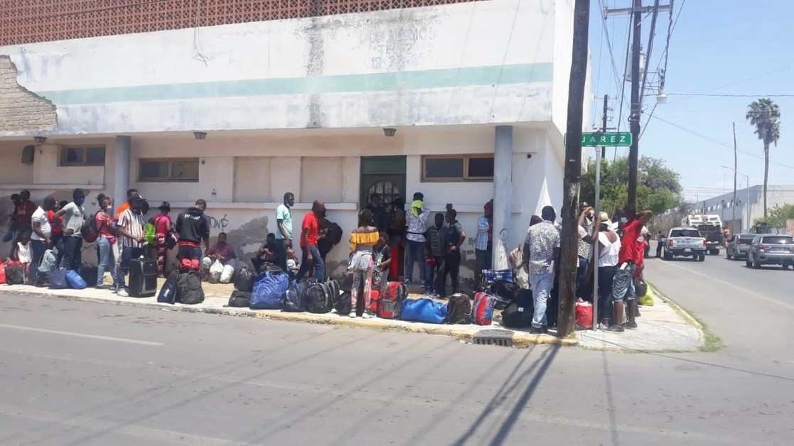En Nuevo Laredo hay más de siete mil migrantes haitianos que esperan cruzar a Estados Unidos en busca de asilo, la mayoría está en los 10 albergues que funcionan en esta ciudad. Foto ‘La Jornada’ / Archivo