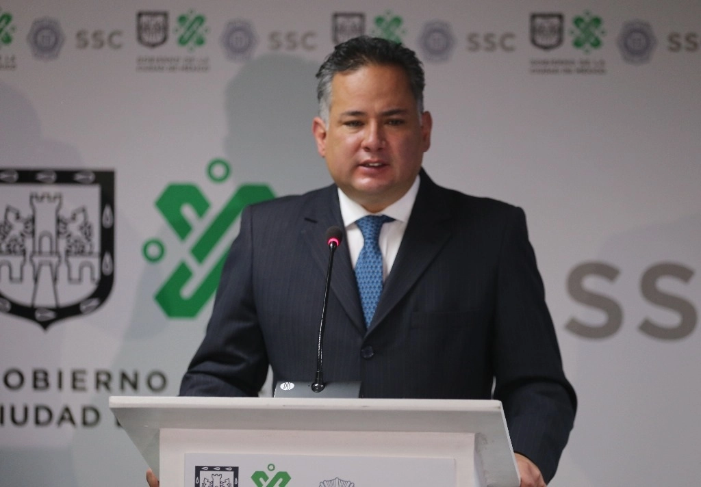 Santiago Nieto, titular de la Unidad de Inteligencia Financiera (UIF) de la Secretaría de Hacienda, durante una conferencia de prensa en la Secretaría de Seguridad Ciudadana de la CDMX, el 13 de octubre de 2020. Foto Yazmín Ortega Cortés