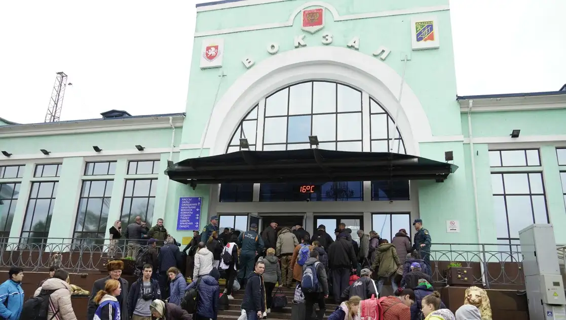 Civiles evacuados de la ciudad de Jersón se reúnen en la estación de tren de la ciudad de Crimea de Dzhankói, el 26 de octubre de 2022. Foto Afp