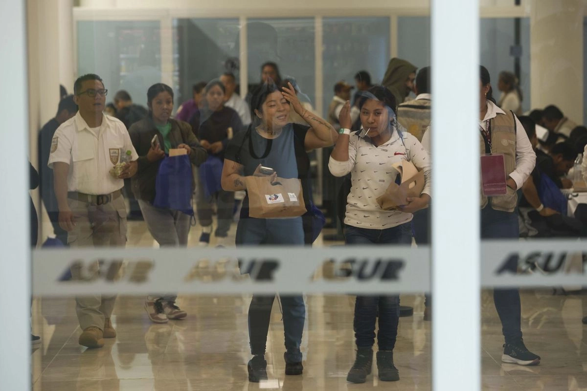Tapachula, Chis. Llegada de mexicanos deportados por las autoridades de Estados Unidos al aeropuerto internacional de Tapachula. 
