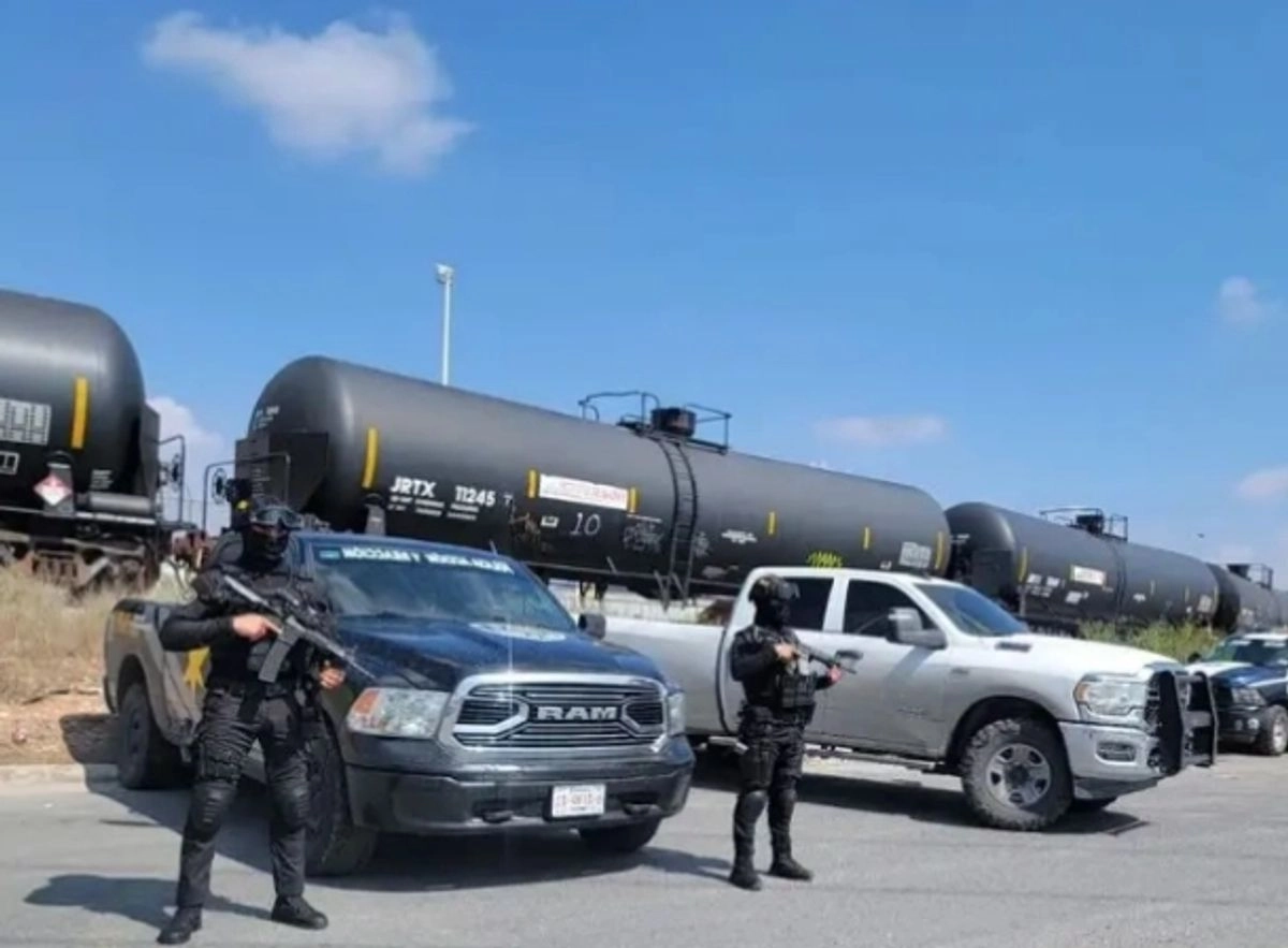 Omar García Harfuch indicó que en varios operativos fueron detenidas 23 personas, se aseguraron 39 tractocamiones, 57 contenedores, 42 auto tanques y 65 carro tanques. Foto 