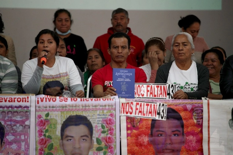 Padres y Madres de los 43 normalistas de Ayotzinapa, en conferencia de prensa durante el último informe del GIEI, en instalaciones del centro PRODH, el 26 de julio del 2023. Foto Alfredo Domínguez / Archivo
