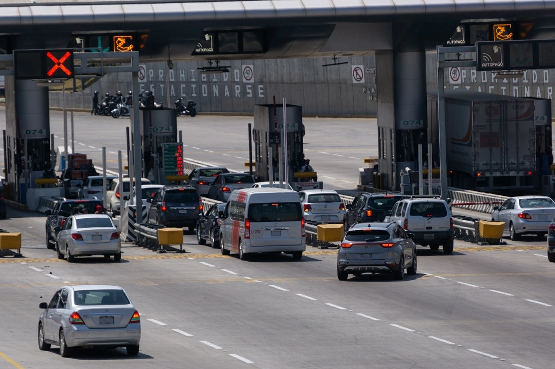 Automovilistas hacen fila para atravesar la caseta de la salida a Cuernavaca, en imagen de antier. Foto Pablo Ramos