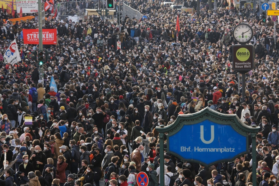 Miles se manifestaron en Berlín, Alemania, para conmemorar el Día del Trabajo. Foto Ap