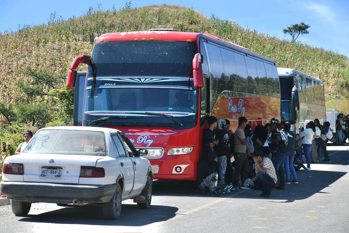 Alrededor de 900 indígenas, entre adultos y niños, originarios de Tlapa, Atlixtac y Copanatoyac, Guerrero, partieron ayer hacia los campos agrícolas de Sinaloa, donde trabajarán seis meses en el corte de hortalizas.